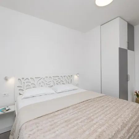 Lazy Day In Apartment Split