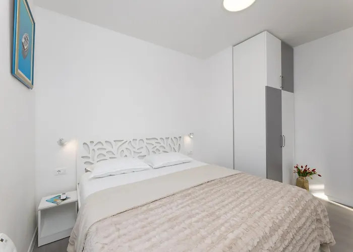 Lazy Day In Apartment Split