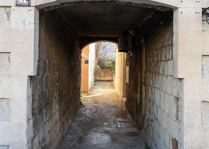 Lazy Day In Apartment Split